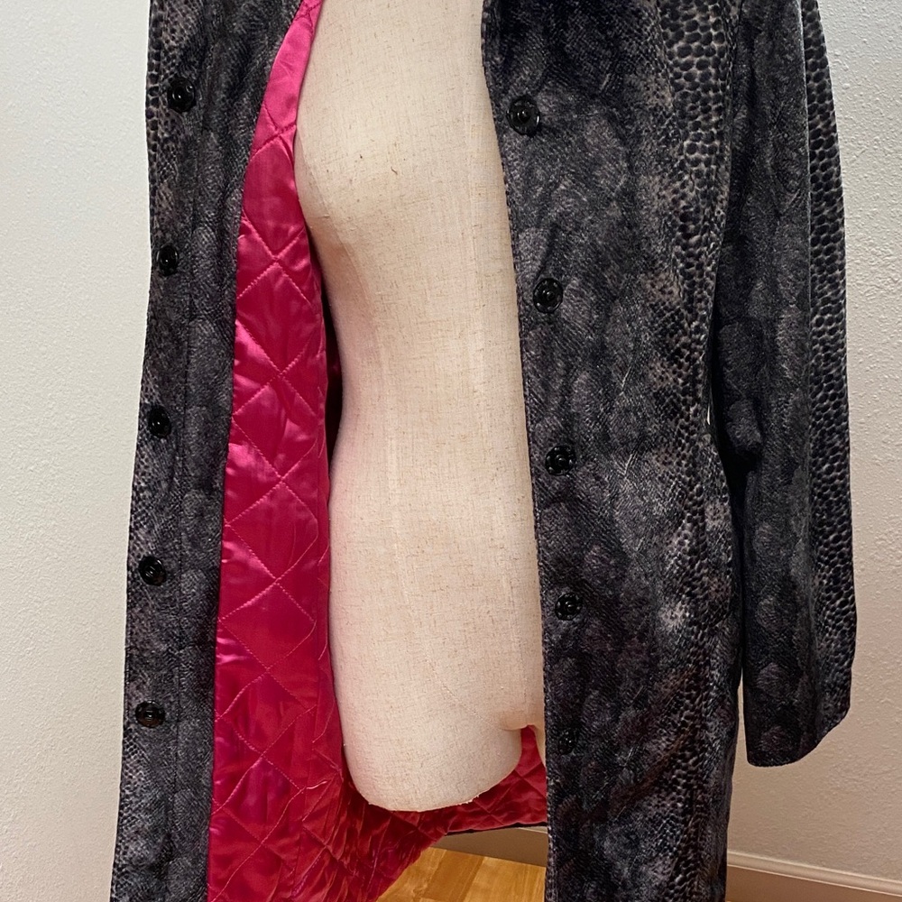 VINTAGE "GUESS" WOMEN'S BLACK & GRAY SNAKE PRINT COAT - size M - Picture 3 of 8